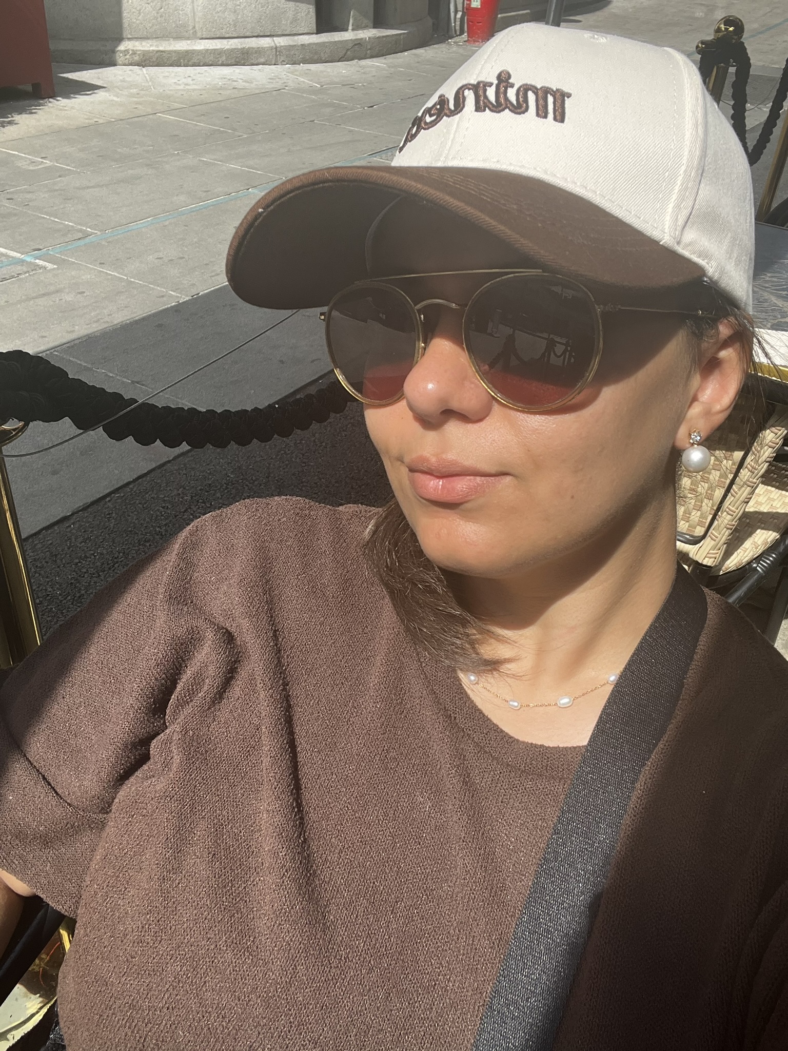 Eva portant une casquette et des lunettes de soleil.