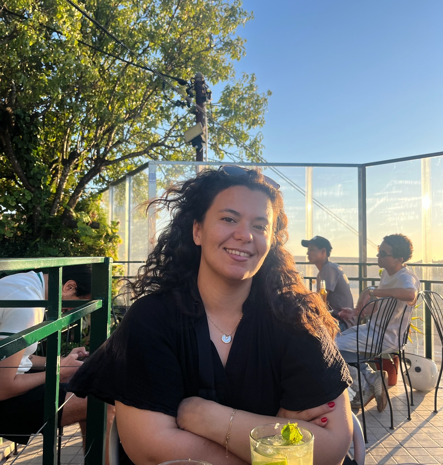 Eva, créatrice evastrongpotato, souriante en terrasse.