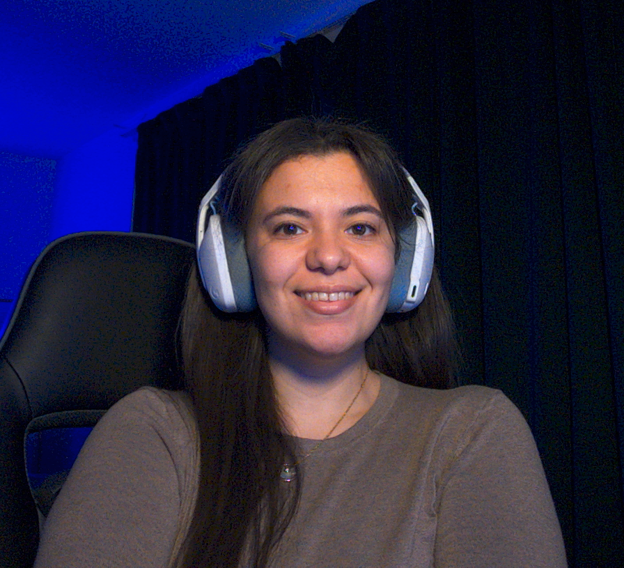 Eva souriante avec son casque, dans son espace de streaming.